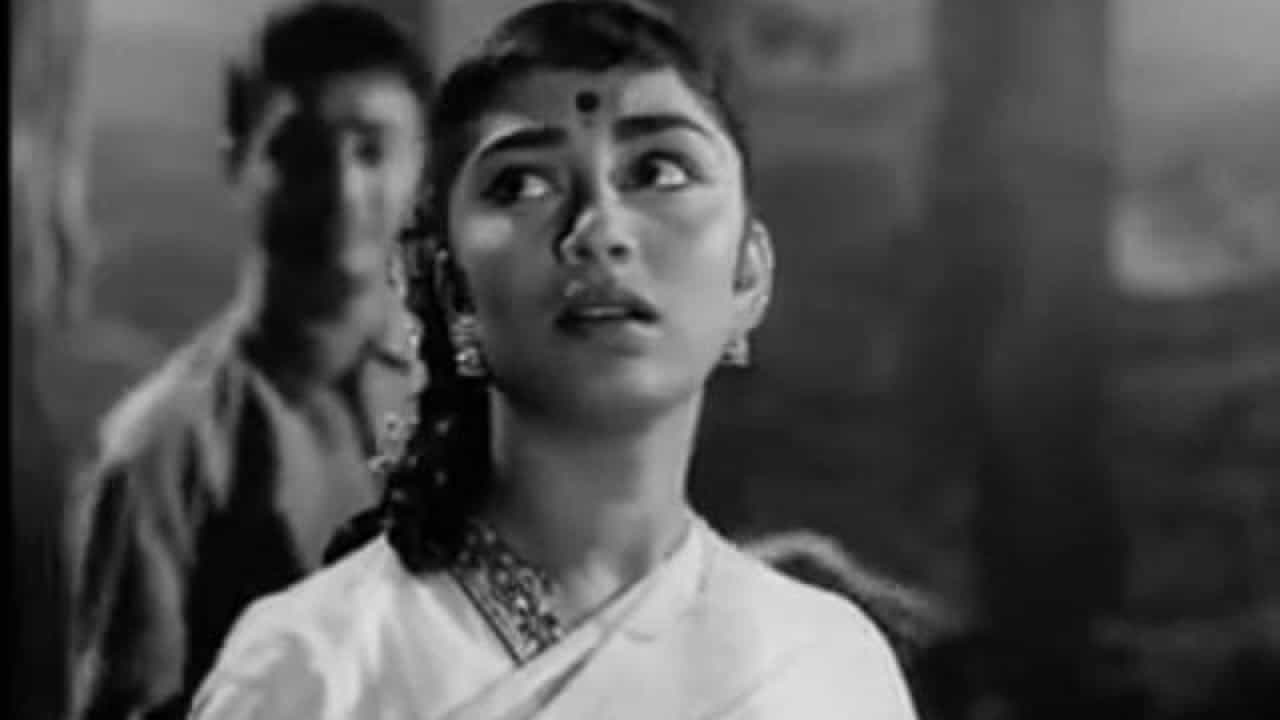 बॉलिवूडमधील सर्वात लोकप्रिय आणि रोमँटिक गाण्यांपैकी एक मानले जाणारे 'अभी ना जाओ छोड़कर' हे गाणे आजही संगीतप्रेमींच्या आवडीचे आहे. विशेष म्हणजे, रोमान्सचा बादशाह मानला जाणारा शाहरुख खानने देखील या गाण्याचा सर्वात रोमँटिक गाण्यांमध्ये समावेश केला आहे.