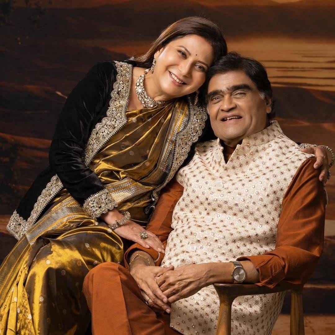 मराठी सिनेसृष्टीतील दिग्गज अभिनेते अशोक सराफ यांचा आज 79 वा वाढदिवस आहे. यानिमित्त त्यांची पत्नी आणि अभिनेत्री निवेदिता सराफ यांनी इन्स्टाग्रामवर खास फोटो शेअर करत त्यांना शुभेच्छा दिल्या आहेत. पारंपरिक पोशाखात अशोक सराफ आणि निवेदिता सराफ यांनी हे सुंदर फोटोशूट केलं आहे. 
