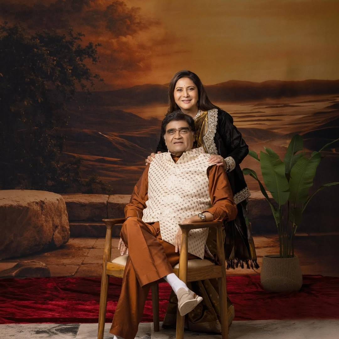 मराठी कलाविश्वातील ही अत्यंत लोकप्रिय जोडी काही दिवसांपूर्वीच 'कान चित्रपट महोत्सवा'च्या रेड कार्पेटवर एकत्र झळकली होती. यावेळी अशोक सराफ आणि निवेदिता सराफ यांच्या मराठमोळ्या अंदाजाने सर्वांचं लक्ष वेधलं होतं. 
