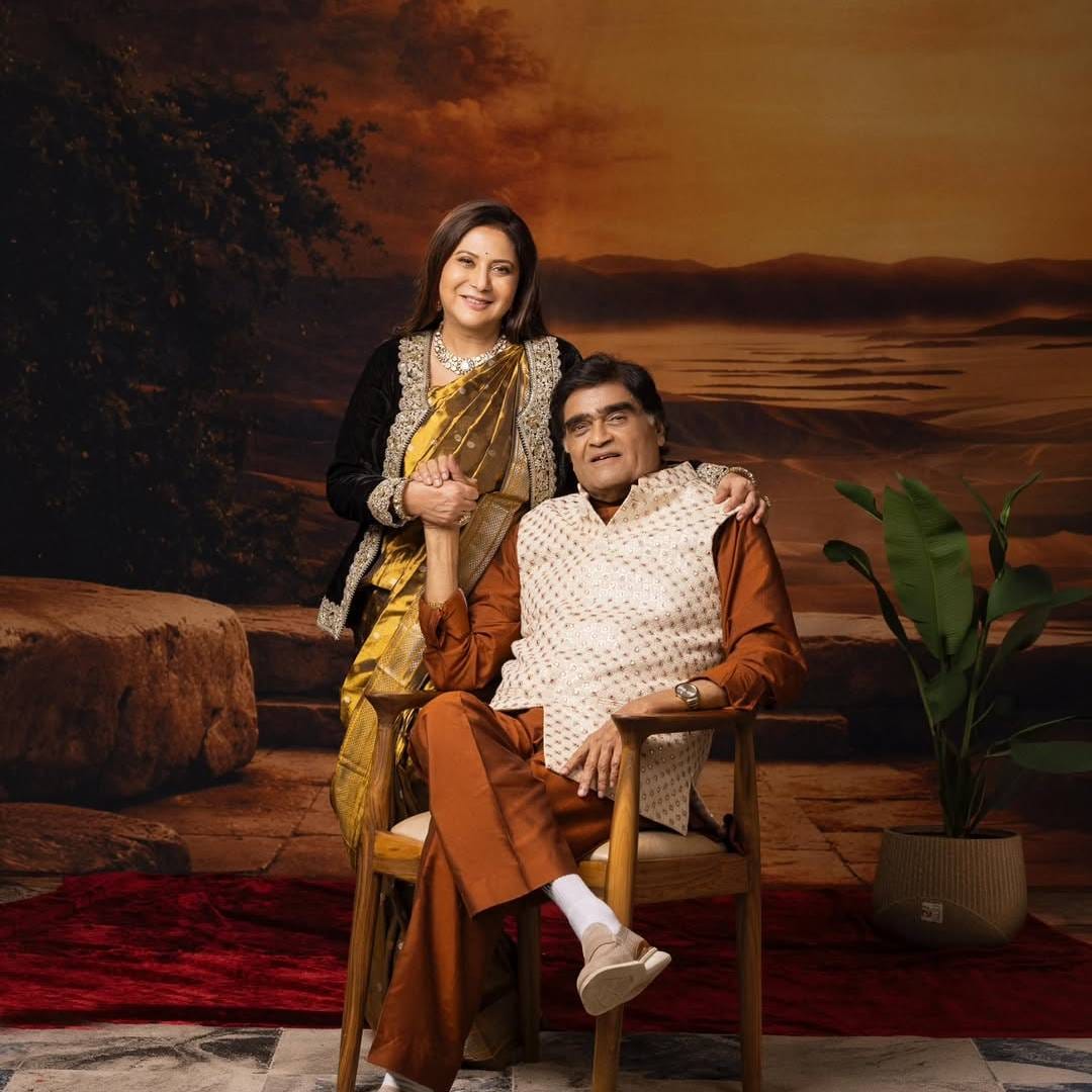 'डार्लिंग डार्लिंग' या नाटकादरम्यान या दोघांची पहिली भेट झाली होती. या नाटकाचा प्रयोग जेव्हा शिवाजी मंदिरात झाला होता, तेव्हा निवेदिता तिथे आल्या होत्या. अशोक सराफ यांचा 'दोन्ही घरचा पाहुणा' हा चित्रपट प्रदर्शित झाला तेव्हा निवेदिता फक्त सहा वर्षांच्या होत्या. 

