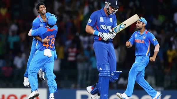 टीम इंडियाचा माजी क्रिकेटपटू आणि बंगालचा दिग्गज वेगवान गोलंदाज अशोक डिंडा आता बंगाल संघाला गोलंदाजीचे धडे देणार आहे. अशोक डिंडा नुकतीच भाजपाच्या तिकिटावर आमदारकीची निवडणूक लढवली होती. (PC-GETTY IMAGES)