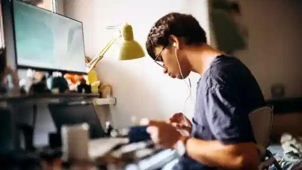Success Story : 19 वर्षांचा मुलगा कमवतो महिन्याला 1 कोटी, आयुष सिंह नेमकं करतो तरी काय?