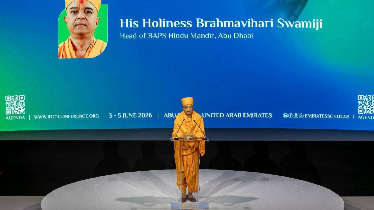 पुरस्कार स्वीकारताना BAPS हिंदू मंदिर, अबू धाबीचे प्रमुख पूज्य ब्रह्मविहारी स्वामी यांनी कुटुंब, अध्यात्म आणि कृत्रिम बुद्धिमत्ता (AI) यांच्या भविष्यावर प्रेरणादायी विचार मांडले. “ AI काय करू शकतं हा  आज सर्वात महत्त्वाचा प्रश्न नाहीये, तर AI च्या प्रभावामुळे आपण कोणत्या प्रकारचे माणूस बनत आहोत हा मोठा प्रश्न आहे,” असं ते म्हणाले. 
