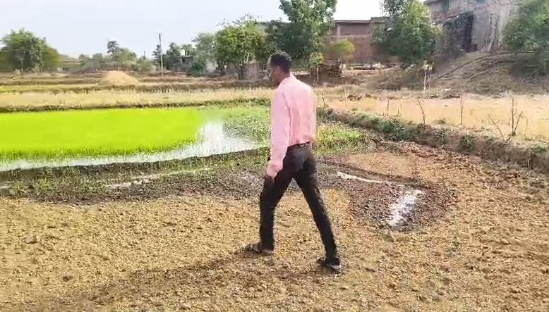 पीएम किसान योजनेबाबत एक मोठा घोळ समोर आला आहे. मिळालेल्या माहितीनुसार भंडाऱ्यातील शेतकऱ्याच्या बँक खात्यावर फक्त एक पैसा आला आहे. खात्यावर फक्त एक पैसा आल्याने नेमका घोळ कुठे झाला, असा प्रश्न विचारला जात आहे.  