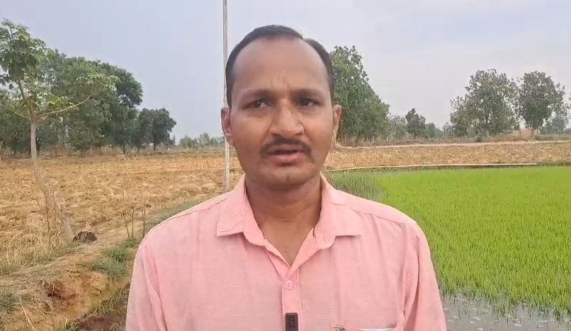 केंद्र सरकार कडून पात्र शेतकऱ्यांना अर्थसहाय्य करण्यासाठी पीएम किसान योजना राबविली जाते. यात शेतकऱ्यांना वर्षाला सहा हजार रुपये दिले जातात. एकूण तीन हप्त्यांमध्ये ही रक्कम शेतकऱ्यांच्या बँक खात्यात पाठवली जाते. 