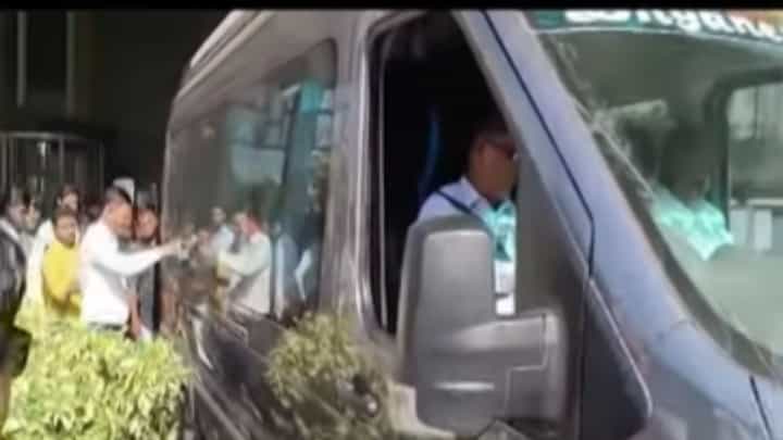 हे काय? भाजप नेत्याने चालवली बस, स्टेअरिंग हातात घेताच मोठा अपघात... पहा VIDEO हे काय? भाजप नेत्याने चालवली बस, स्टेअरिंग हातात घेताच मोठा अपघात... पहा VIDEO
