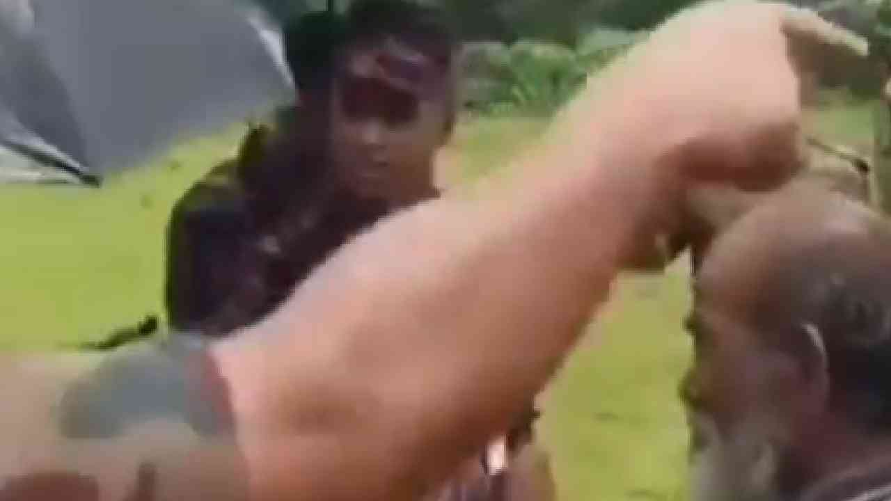 India-Bangladesh : बॉर्डरवर बांग्लादेशी फोर्सची मुजोरी, भारताच्या BSF आणि BGB मध्ये घुसखोरावरुन जोरदार राडा VIDEO India-Bangladesh : बॉर्डरवर बांग्लादेशी फोर्सची मुजोरी, भारताच्या BSF आणि BGB मध्ये घुसखोरावरुन जोरदार राडा VIDEO