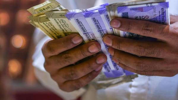 पैसा बँक खात्यात ठेवून वाढवा! या टॉप बँकांच्या सेविंग अकाउंटवर मिळतोय सर्वाधिक व्याज, पाहा नवीन दर