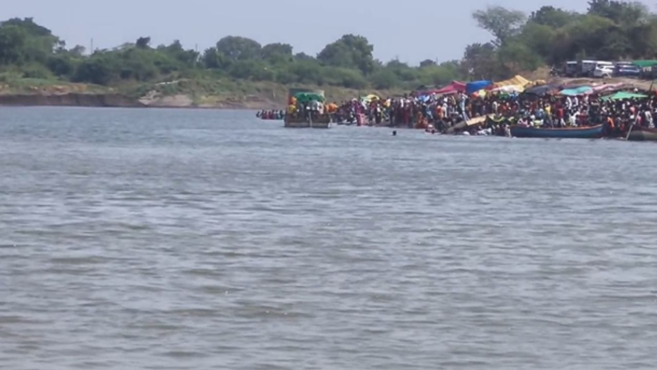 मिळालेल्या माहितीनुसार, बोटीत अंदाजे 50 भाविक होते आणि क्षमतेपेक्षा जास्त भारामुळे हा अपघात झाला. या अपघातात मोठी जीवितहानी टळली असली तरी, 10 ते 12 वर्षे वयोगटातील एक मूल अद्याप बेपत्ता आहे. बोटीतील महिलांनी सांगितले की, बोट उलटल्यानंतर त्या नदीच्या खोल पाण्यात बुडाल्या आणि त्यानंतरच त्या बचावल्या. 