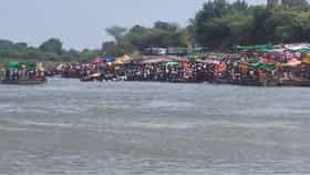 बीडच्या पुरुषोत्तम पुरी येथे भाविकांची बोट पलटी, तब्बल 40 ते 50 भाविक.