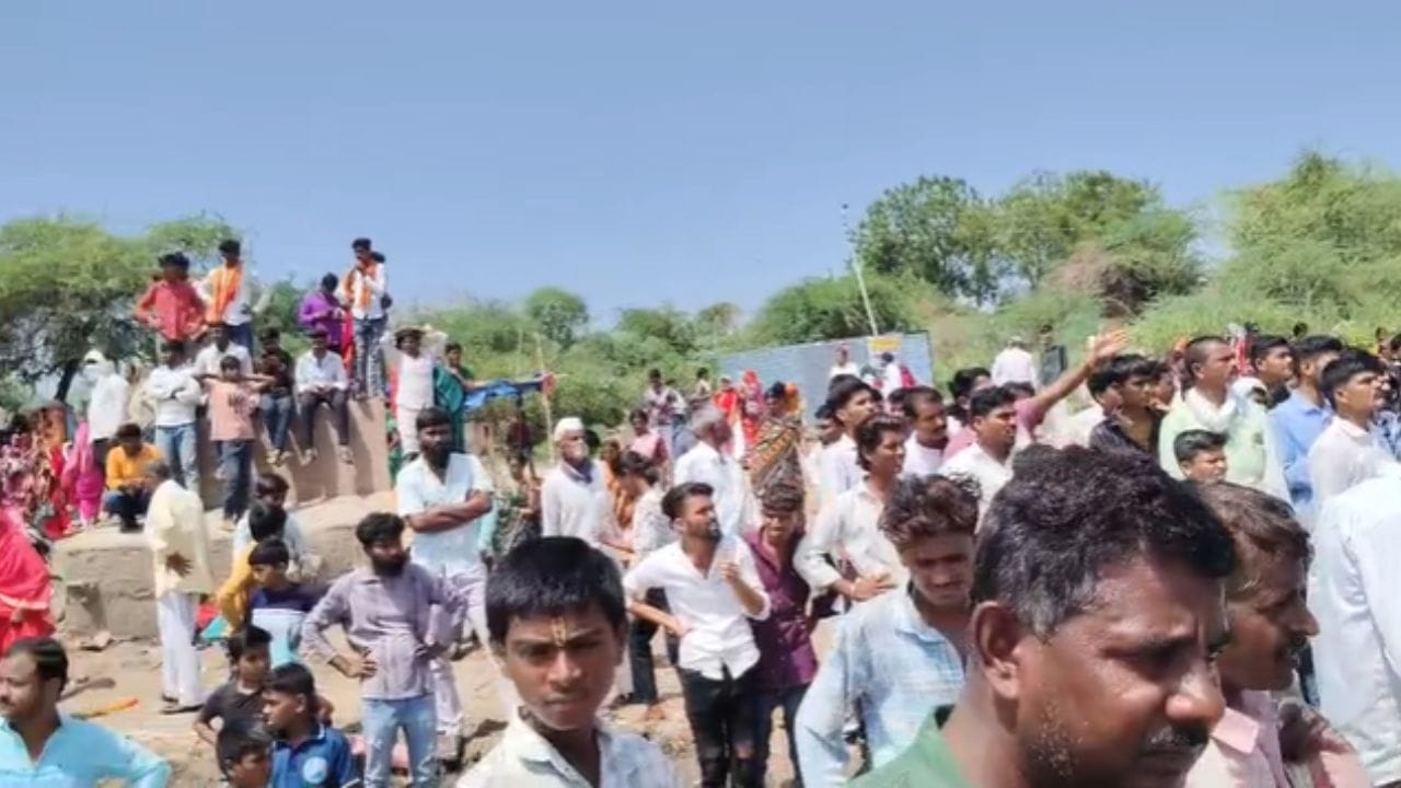 बीड जिल्ह्यातील पुरुषोत्तमपुरीमध्ये भाविकांच्या सुरक्षेबाबत एक मोठा प्रश्न निर्माण झाला आहे. भगवान पुरुषोत्तम यांना समर्पित असलेल्या देशातील एकमेव मंदिरात अधिक मास यात्रेदरम्यान, गोदावरी नदीच्या काठावर भाविकांना घेऊन जाणारी एक बोट उलटली.