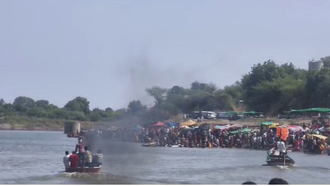 सर्वांना सुखरूप बाहेर काढण्यात यश आले. मात्र एक लहान मुलगा बुडाल्याची माहिती मिळत आहे. या घटनेने खळबळ उडाली. स्थानिक पोलीस प्रशासन आणि इतर यंत्रणेकडून शोध कार्य सुरू आहे. मोठी गर्दी याठिकाणी झाल्याचे बघायला मिळतंय. 