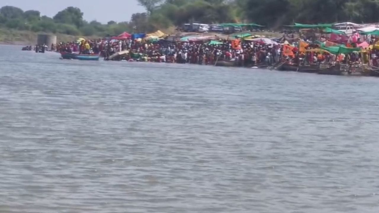 बीडच्या पुरुषोत्तम पुरी येथे भाविकांची बोट पलटी, तब्बल 40 ते