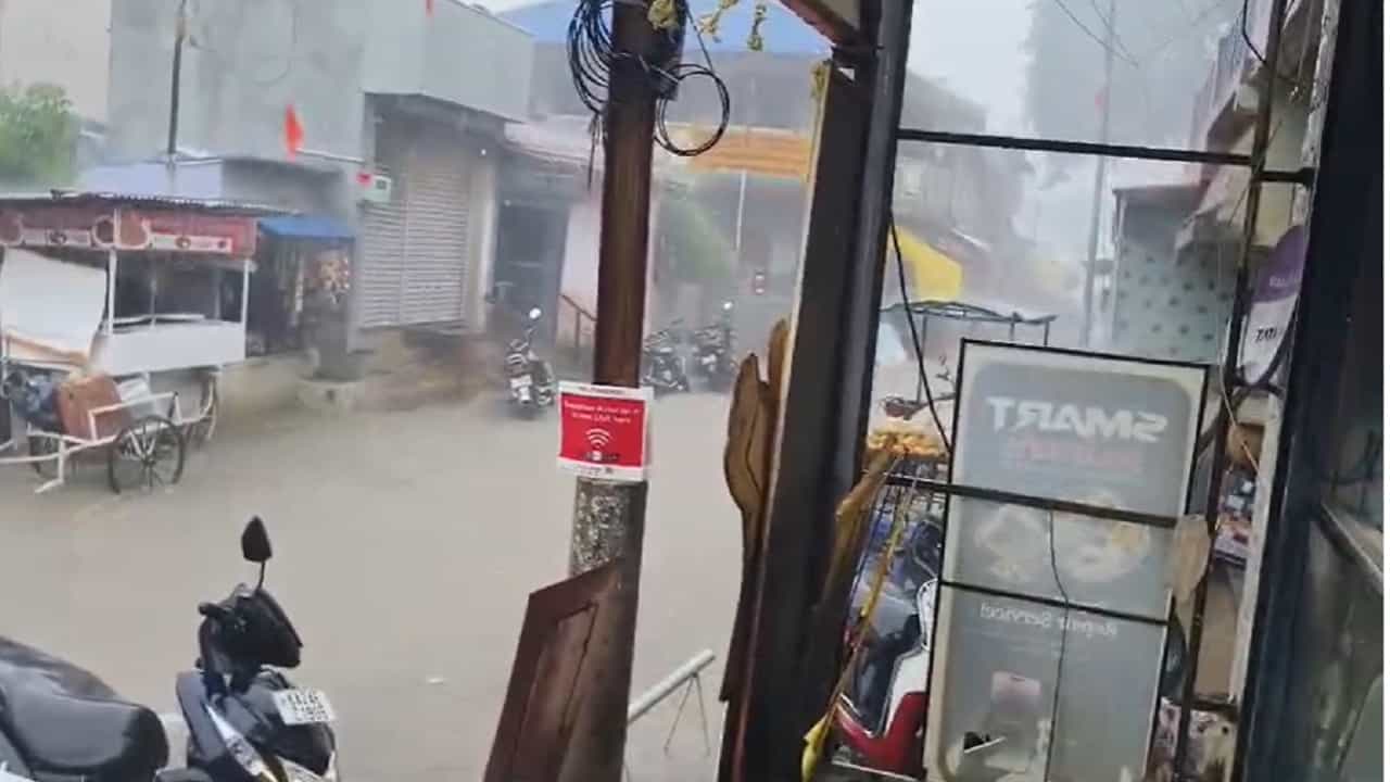 बैलहोंगळ शहरात झालेल्या मुसळधार पावसामुळे मुख्य रस्त्यांवरून पूर वाहू लागला आहे. पाणी इतक्या वेगाने वाहत होते की, रस्त्याच्या कडेला पार्क केलेल्या दुचाकी पत्त्यांसारख्या वाहून जाऊ लागल्या.
