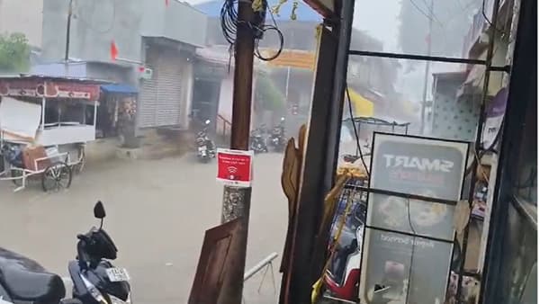 बैलहोंगळ शहरात झालेल्या मुसळधार पावसामुळे मुख्य रस्त्यांवरून पूर वाहू लागला आहे. पाणी इतक्या वेगाने वाहत होते की, रस्त्याच्या कडेला पार्क केलेल्या दुचाकी पत्त्यांसारख्या वाहून जाऊ लागल्या.