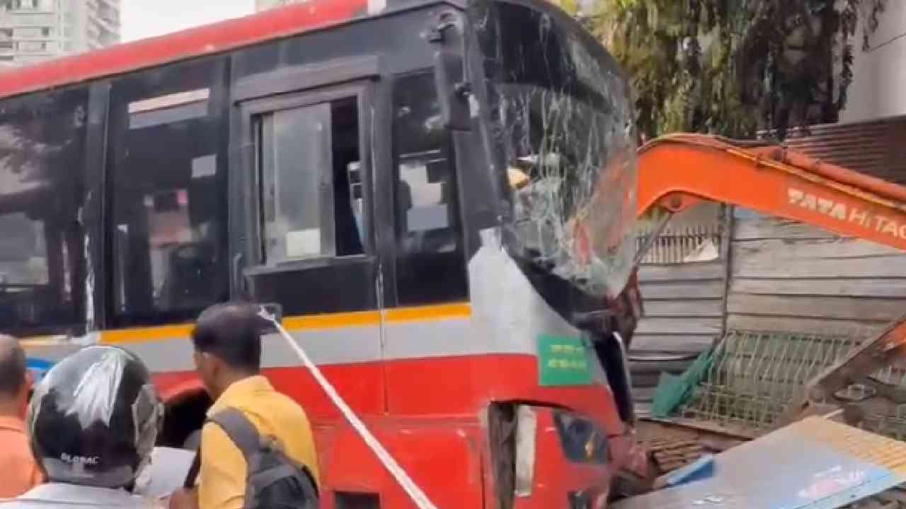 Best Bus Accident :  दादर प्लाजा टॉकीजजवळ बेस्टच्या बसचा भीष