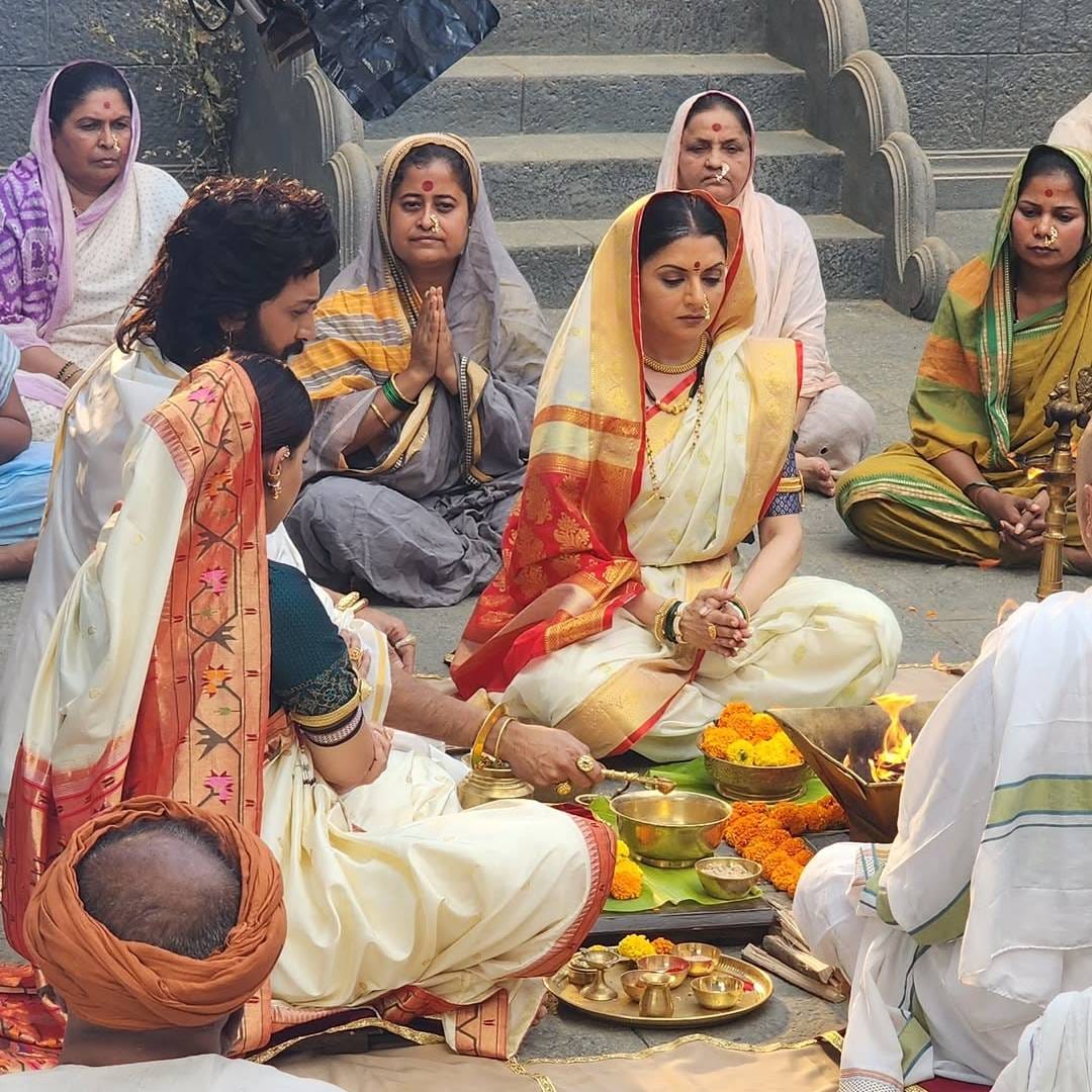 'राजा शिवाजी' या चित्रपटाला एक महिना पूर्ण झाल्यानिमित्त भाग्यश्रीने इन्स्टाग्रामवर सेटवरील खास फोटो पोस्ट केले आहेत. त्याचसोबत तिने या भूमिकेविषयी तिच्या भावना व्यक्त केल्या आहेत. 'भारताच्या इतिहासातील अत्यंत प्रतिष्ठित महिलेची, जिजाबाईंची भूमिका साकारून एक महिना पूर्ण झाला', असं तिने लिहिलं आहे.