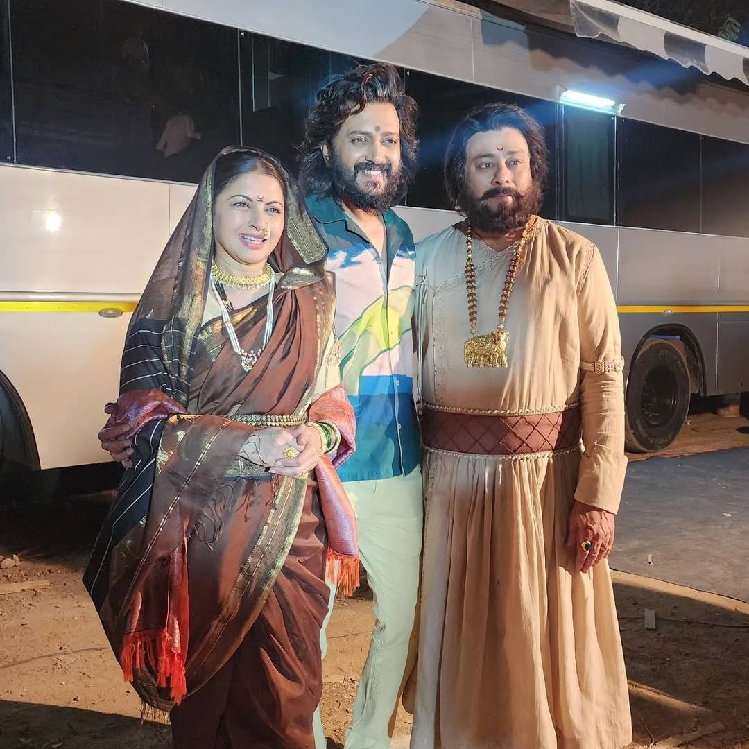 पहिलं म्हणजे मोठ्या पडद्यावर आपल्या स्वप्नांमध्ये रंग भरण्याची क्षमता माझ्यात आहे, याबद्दल रितेश देशमुखने माझ्यावर दाखवलेला विश्वास. दुसरं म्हणजे तुम्हा सर्वांकडून मला मिळणारं असीम प्रेम. मी मनापासून तुम्हा सर्वांचे आभार मानते, अशा शब्दांत भाग्यश्रीने कृतज्ञता व्यक्त केली आहे.