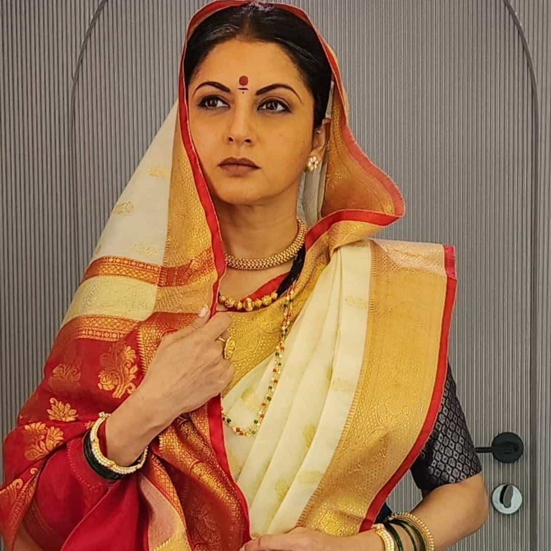 रितेश देशमुखच्या 'राजा शिवाजी' या चित्रपटाला थिएटरमध्ये एक महिना पूर्ण झाला आहे. 1 मे 2026 रोजी प्रदर्शित झालेल्या या चित्रपटाने बॉक्स ऑफिसवर दमदार कामगिरी केली आहे. या चित्रपटात मराठी आणि हिंदी कलाविश्वातील अनेक कलाकारांनी महत्त्वपूर्ण भूमिका साकारल्या आहेत. अभिनेत्री भाग्यश्रीने यामध्ये जिजाऊंची भूमिका साकारली आहे.