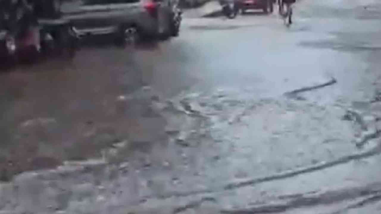 भांडूपचा LBS रोड वर्दळीचा मार्ग आहे. पण सकाळी सातच्या सुमारास तिथे गुडघाभर पाणी साचलं होतं. पाण्यातून वाहनं मार्ग काढत होती. पण पावसामुळे वाहतुकीचा वेग मंदावलेला.