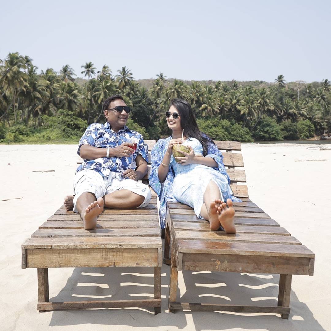 नऊवारी साडी, वेस्टर्न लूक, रेट्रो स्टाइल अशा विविध लूक्समध्ये या दोघांनी सादर केलेल्या उत्स्फूर्त नृत्याचं प्रेक्षक कौतुक करत आहेत. नेटकऱ्यांनी या नव्या जोडीचं आणि गाण्याच्या सादरीकरणाचं भरभरून कौतुक केलं आहे. गौतमी पाटीलचा पुन्हा एकदा जलवा पाहायला मिळाला, दोघांनीही जबरदस्त डान्स केला आहे अशा प्रतिक्रिया चाहत्यांनी दिल्या आहेत.