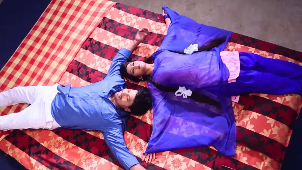 फिल्मची कहाणी एका तरुणाची आहे. लग्न झाल्याबरोबर त्याच्या आयुष्यात विचित्र अडचणी सुरू होतात. जेव्हा-जेव्हा तो आपल्या नववधूच्या जवळ जाण्याचा प्रयत्न करतो, तेव्हा-तेव्हा एक अज्ञात आत्मा त्यांच्यामध्ये येतो.