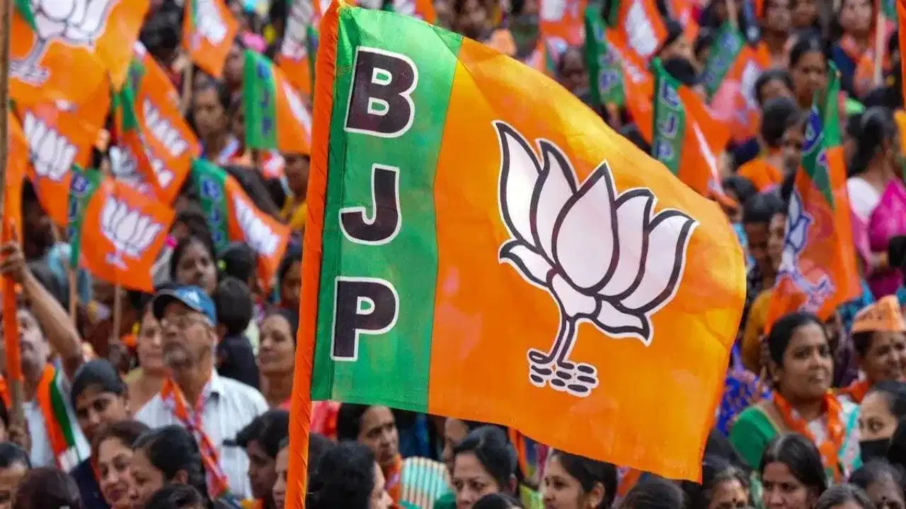 राजकारणात मोठी खळबळ! भाजपाला जबर धक्का, संपूर्ण कार्यकारिणीचा तडकाफडकी राजीनामा; कोकणात प्रचंड असंतोष