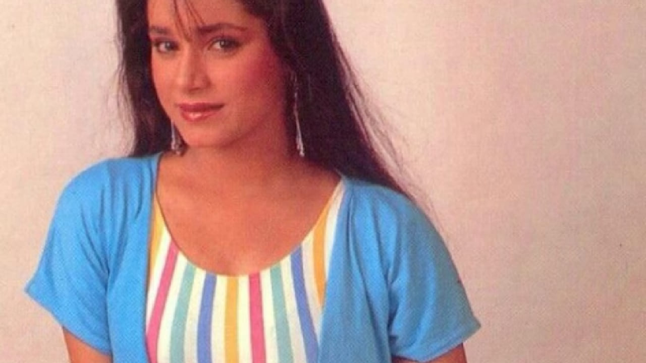 यानंतर नीलम यांच्या आयुष्यात अभिनेता बॉबी देओलची एंट्री झाली. 1990 च्या दशकात दोघांच्या प्रेमसंबंधांची बरीच चर्चा झाली. जवळपास पाच वर्षे एकमेकांना डेट केल्यानंतर नीलम यांनी स्वतःहून हे नाते संपवण्याचा निर्णय घेतला. स्टार पत्नी म्हणून स्वतःची स्वतंत्र ओळख हरवण्याची भीती त्यांना वाटत होती. त्यामुळे त्यांनी हा कठीण निर्णय घेतल्याचे सांगितले जाते.