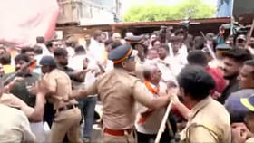 पोलिसांना धक्का, बॅरिकेड पाडण्याचा प्रयत्न!बोरीवलीत ठाकरे गटाचे आंदोलन.