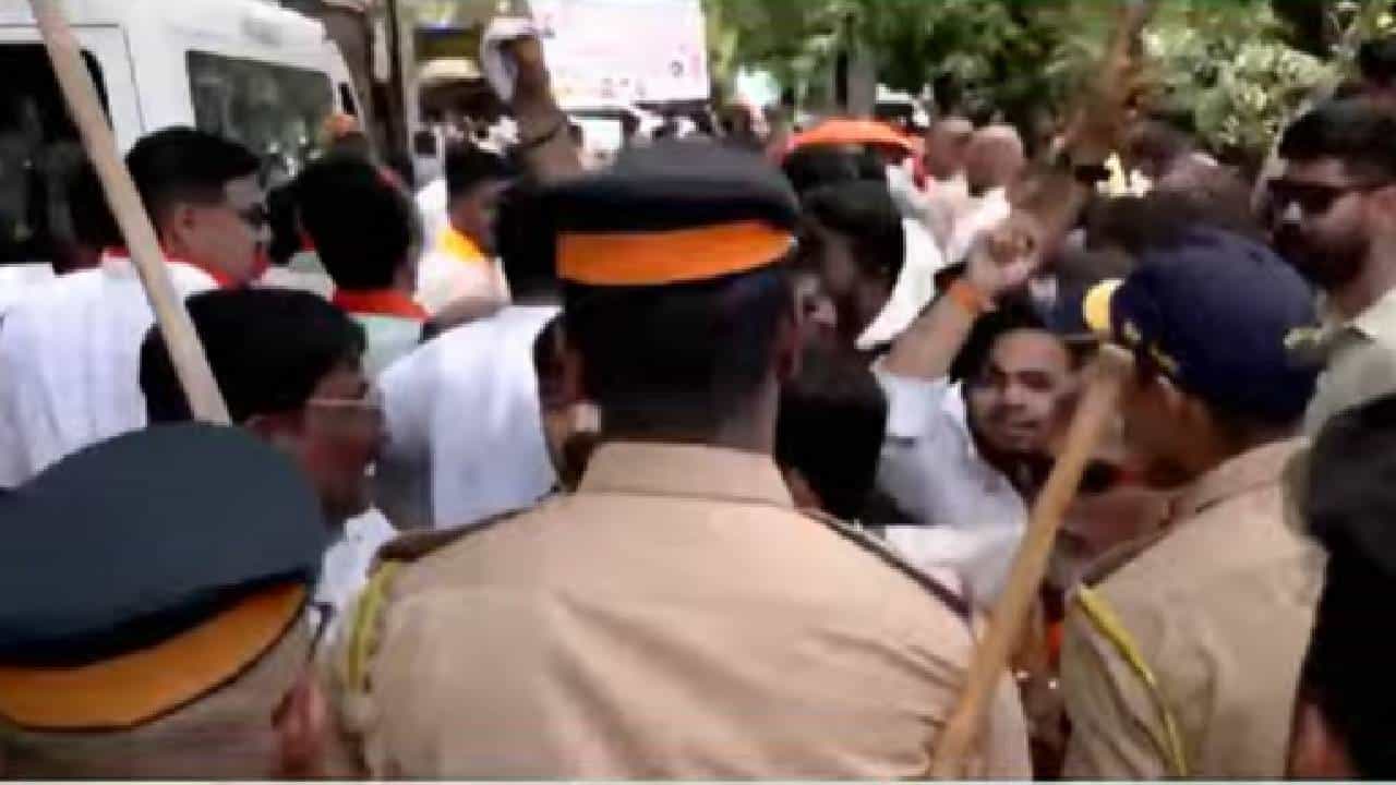 बोरीवलीमधील गोराई येथे ठाकरे गटाच्या शिवसेनेने आंदोलन केले आहे. मँग्रोव्ह पार्क नागरिकांसाठी लवकर उघडण्याची मागणी करत हे आंदोलन पुकारण्यात आले आहे.