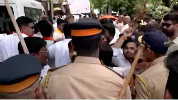 बोरीवलीमधील गोराई येथे ठाकरे गटाच्या शिवसेनेने आंदोलन केले आहे. मँग्रोव्ह पार्क नागरिकांसाठी लवकर उघडण्याची मागणी करत हे आंदोलन पुकारण्यात आले आहे.