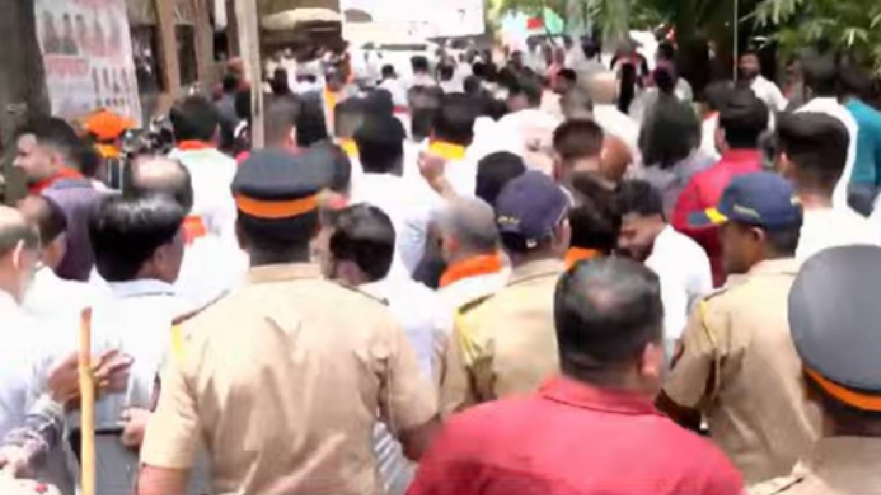 कार्यकर्त्ये आक्रमक झाल्यानंतर पोलिसांनी धरपकड सुरु केली आहे.
