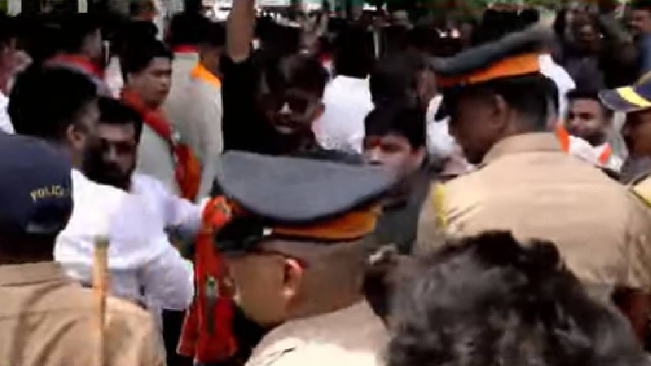 ठाकरेंच्या युवा सेनेच्या वतनीने प्रतिकात्मक उद्घाटन करण्यात आले आणि नंतर आंदोलन देखील करण्यात आले आहे. 