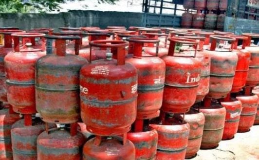 गेल्या काही दिवसांमध्ये सरकारने 14.2 किलो वजनाचा घरगुती गॅस सिलिंडरच्या किमतीत वाढ केली आहे. त्यानंतर आता उज्ज्वला योजनेअंतर्गत दिल्या जाणाऱ्या अनुदानित गॅस सिलिंडरची संख्या कमी करण्यात आली आहे.