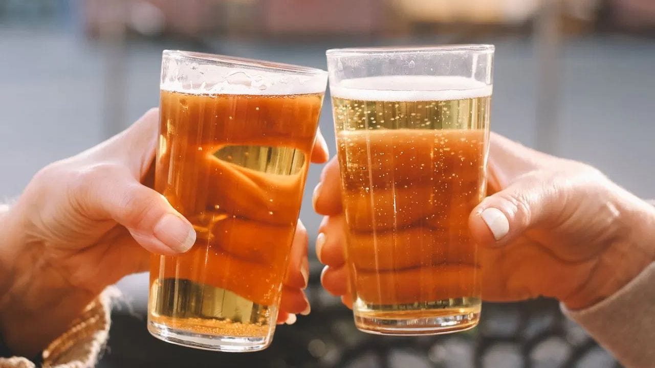 अल्कोहलची सवय- पार्टी आणि रोजच्या मित्रांच्या सोबतच्या संगतीने अनेक लोकांना अल्कोहॉल पिण्याची सवय लागते. अल्कोहॉलच्या मध्यम प्रमाणाच्या सेवना देखील अनेक प्रकारचे कॅन्सर उदा. स्तन, लिव्हर, कोलोरेक्टल  ( मोठे आतडे ) आणि अन्य कॅन्सरची जोखीम वाढते. 