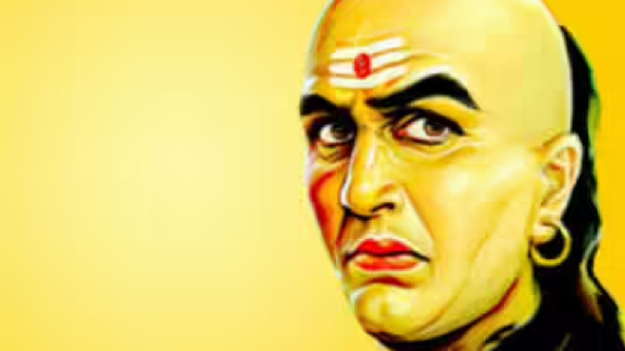चाणक्य नीतिनुसार, आर्थिक व्यवहारांमध्ये स्पष्टता ठेवणे अत्यंत आवश्यक आहे. जर एखाद्याने दिलेले पैसे परत मागताना संकोच केला तर त्याचा आर्थिक तोटा होऊ शकतो. त्यामुळे स्वतःचा हक्क मागण्यात कधीही लाज बाळगू नये असे चाणक्य सांगतात.