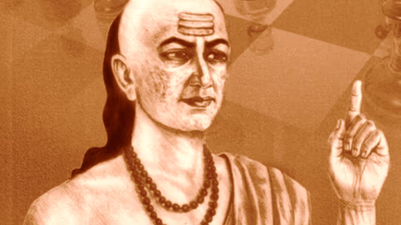 याशिवाय, कोणतेही प्रामाणिक काम करताना कमीपणा वाटून घेऊ नये. आजच्या काळात कोणतेही काम लहान किंवा मोठे नसते. मेहनत आणि प्रामाणिकपणाने केलेले प्रत्येक काम सन्मानास पात्र असते. कामाची लाज बाळगणारी व्यक्ती आत्मनिर्भर होऊ शकत नाही असे चाणक्यांचे मत आहे.
