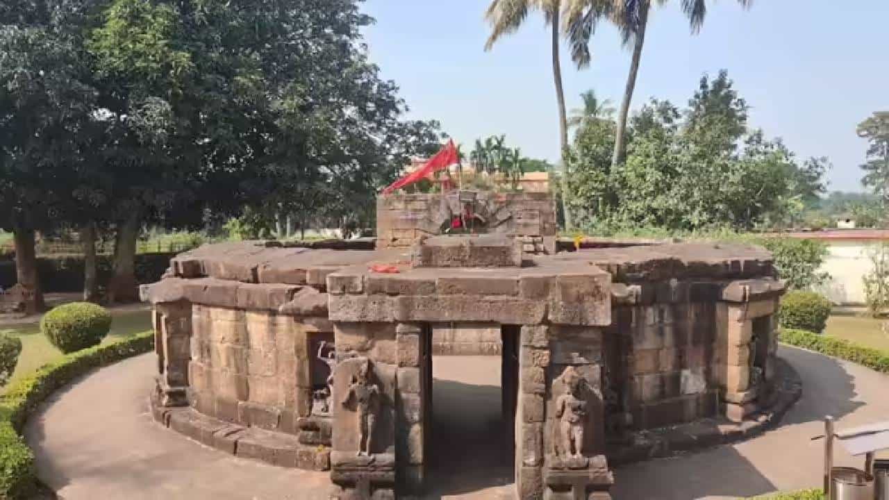 डाकिणींच्या मंदिरा चे गूढ ... अंधार पडल्यावर फिरतं कोण? अनेकांची भीतीने गाळण... कुणाला चक्कर तर...