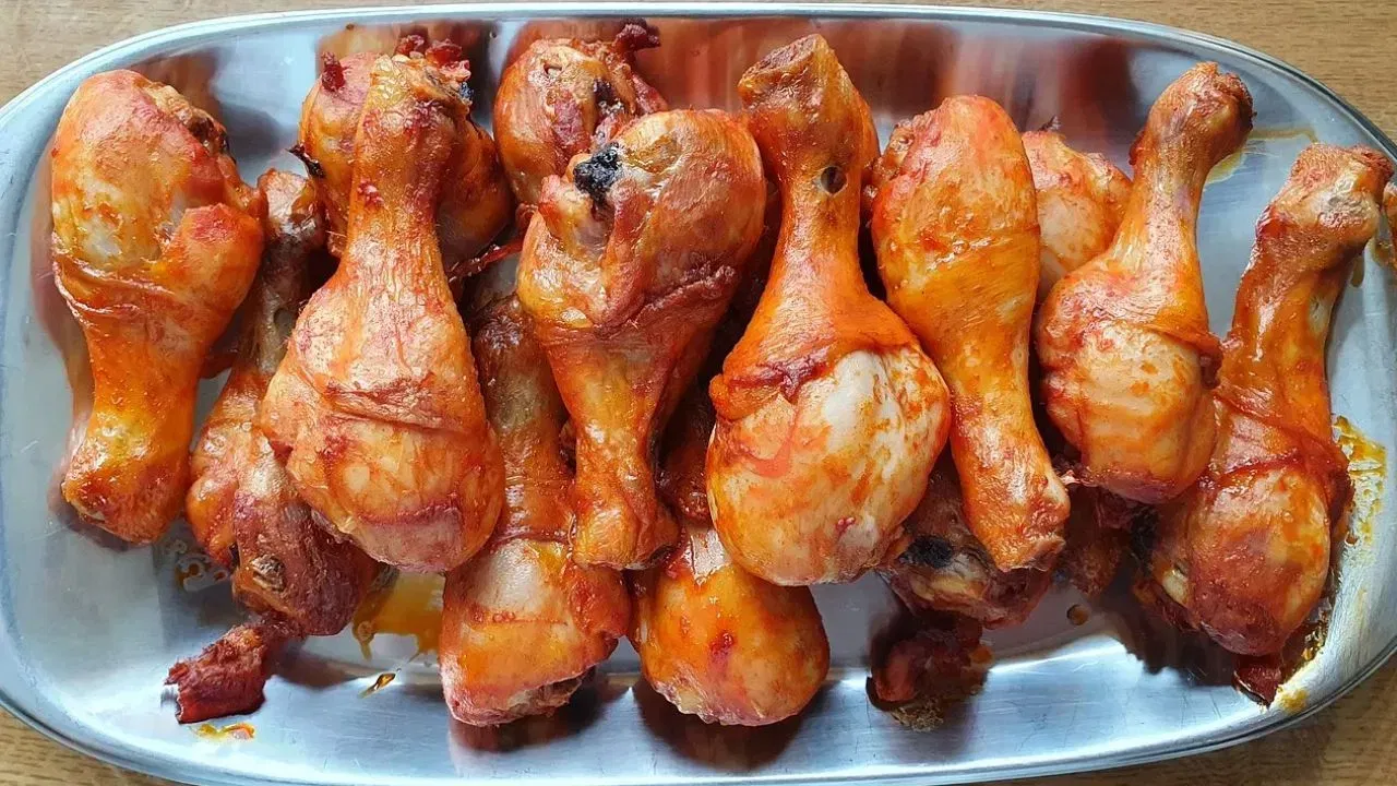 चिकन : अलीकडच्या काळात चिकन हे तुलनेने स्वस्त आणि सहज उपलब्ध मांस म्हणून लोकप्रिय झाले आहे. चिकन कबाब, ग्रिल्ड चिकन आणि विविध प्रकारच्या चिकन करी शहरांमध्ये मोठ्या प्रमाणावर खाल्ल्या जातात.