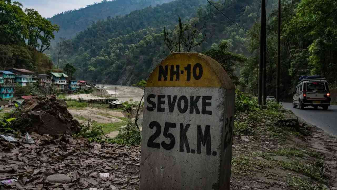 Chickens Neck : चिकन नेक मार्गे चाल करुन येण्याचा प्लान चीन-बांग्लादेशने विसरुन जावा, भारताने लावली परफेक्ट फिल्डिंग Chickens Neck : चिकन नेक मार्गे चाल करुन येण्याचा प्लान चीन-बांग्लादेशने विसरुन जावा, भारताने लावली परफेक्ट फिल्डिंग