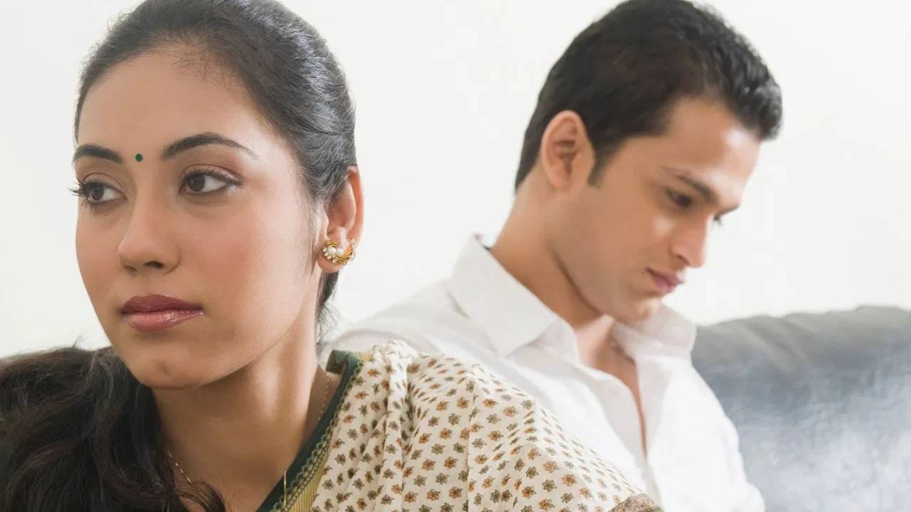 लग्न करताना असलेली आर्थिक स्थिती कायम तशीच राहिल असं नाही. लग्नाच्या काही वर्षानंतर आर्थिक अडचणींचा सामना करावा लागू शकतो. त्यामुळे आर्थिक स्थिती समजून एकमेकांना सांभाळून घेणं गरजेचं आहे. चुकूनही एकमेकांच्या आर्थिक स्थितीवर टोमणे मारू नये. असं केल्यास नात्यात मिठाचा खडा पडू शकतो.