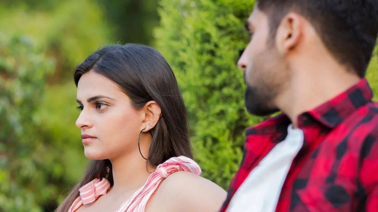 पती पत्नीने आपल्यातील वाद किंवा राग चार भिंतीआड ठेवला तर बरं असतं. ओळखीच्या व्यक्ती किंवा कुटुंबासमोर वाईटसाईट बोलू नये. कारण सदर व्यक्तीने आपल्या जोडीदाराला सांगितलं तर भांडणं होऊ शकतात. इतकंच काय तर लग्न मोडण्यापर्यंत मजल जाते. (सर्व फोटो टीव्ही 9 हिंदीवरून )