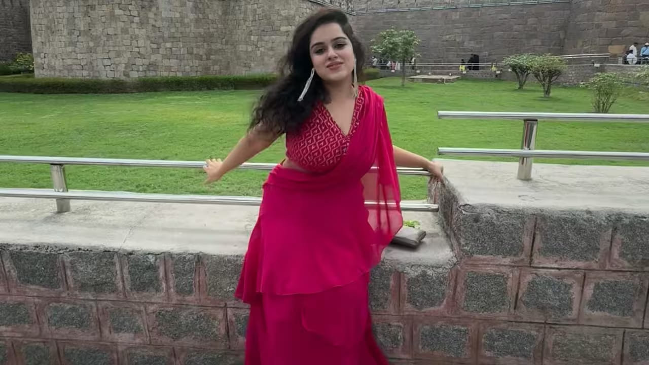 त्या व्यक्तीने प्रत्यक्ष ऑडिशनऐवजी व्हॉट्सअॅप व्हिडिओ कॉलवर ऑडिशन घेण्याचा प्रस्ताव दिला. सुरुवातीला तिला सलवार सूट आणि साडी परिधान करून विविध पोझेस दाखवण्यास सांगितले. सर्व काही सामान्य वाटत असताना अचानक त्या व्यक्तीने तिला ब्लाऊज काढण्यास सांगितले. ऑफ-शोल्डर लूक कसा दिसेल हे पाहायचे असल्याचे कारण त्याने दिले.