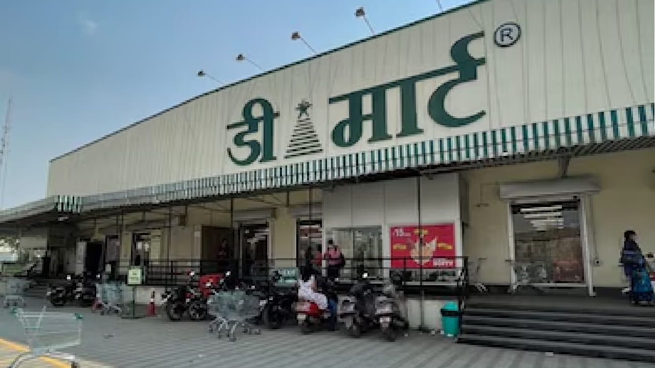 दुसरीकडे, जून महिना म्हणजे शाळांच्या नव्या सत्राची सुरुवात. त्यामुळे विद्यार्थ्यांसाठी लागणाऱ्या शालेय साहित्याची खरेदी करण्यासाठी पालकांची मोठी लगबग सुरू आहे. स्कूल बॅग, वह्या, पेन, पेन्सिल, रंगसाहित्य, लंच बॉक्स, वॉटर बॉटल आणि इतर शैक्षणिक साहित्यावरही विशेष सवलती देण्यात येत आहेत. त्यामुळे अनेक पालक एकाच ठिकाणी आवश्यक वस्तूंची खरेदी करून वेळ आणि पैशांची बचत करत आहेत.