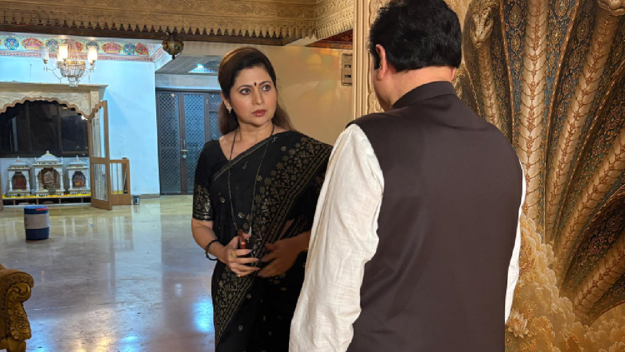 दिपाली सय्यद यांचा या भूमिकेतील फर्स्ट लूक नुकताच प्रदर्शित करण्यात आला असून तो सोशल मीडियावर चर्चेचा विषय ठरला आहे. त्यांच्या व्यक्तिमत्त्वाशी सुसंगत अशी वेशभूषा, देहबोली आणि लूक पाहून अनेकांनी त्यांच्या भूमिकेबद्दल उत्सुकता व्यक्त केली आहे.