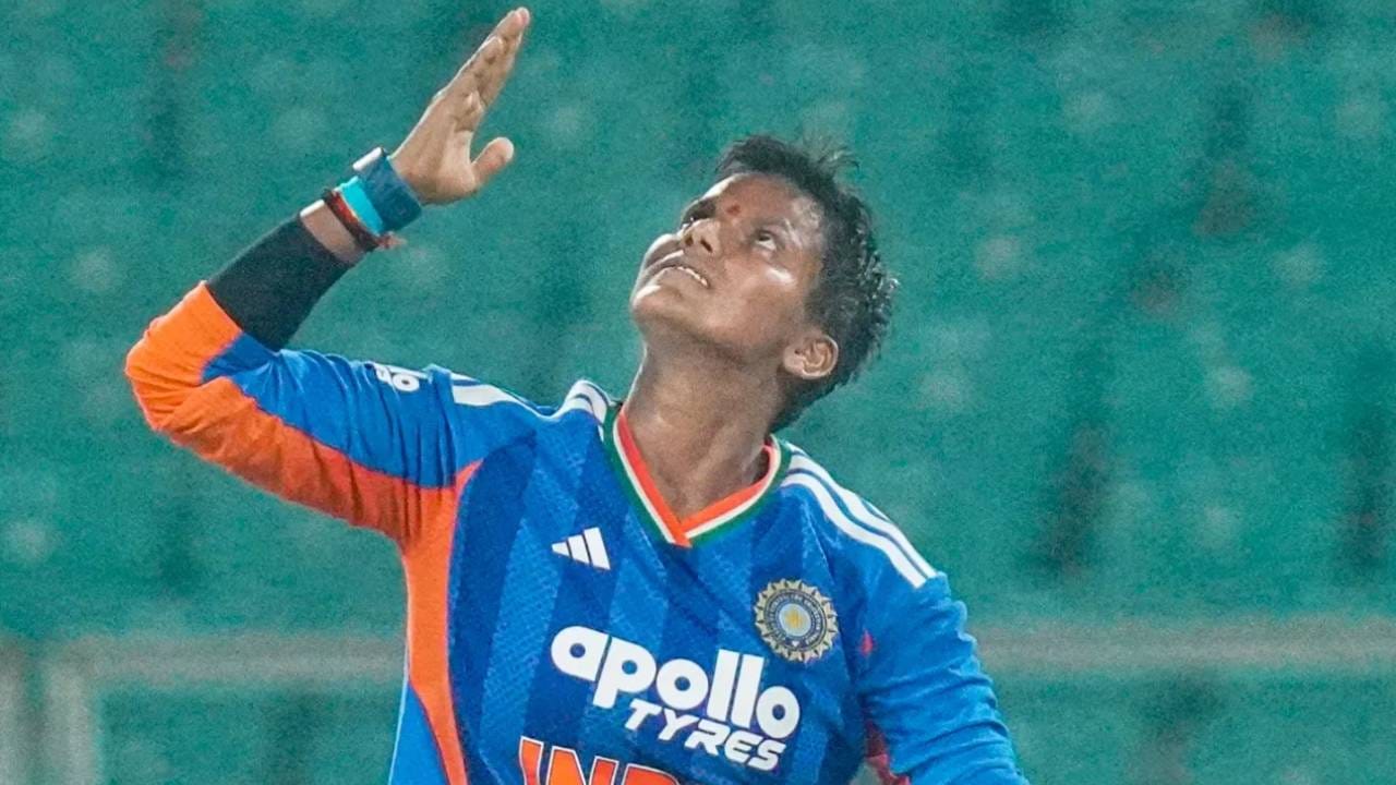 भारत आणि पाकिस्तान यांच्यात झालेल्या सात टी20 आंतरराष्ट्रीय सामन्यात 9 विकेट घेतल्या आहे. आता दीप्ति शर्मा पाकिस्तानविरुद्धच्या सामन्यात किती विकेट घेणार याकडे लक्ष लागून आहे. (Photo: PTI)