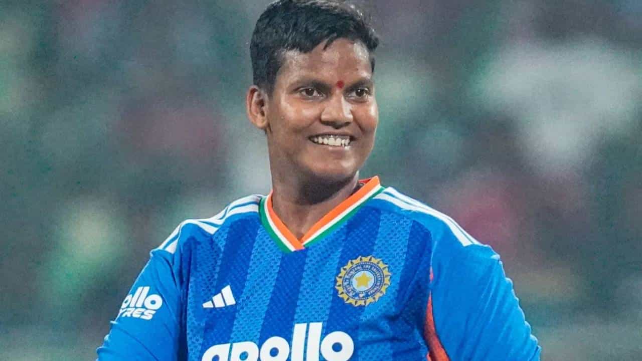 वुमन्स टी20 वर्ल्डकप 2026 भारताचा सलामीचा सामना पारंपरिक प्रतिस्पर्धी असलेल्या पाकिस्तान संघाशी होत आहे. या सामन्यात अष्टपैलू दीप्ति शर्माकडे एक मोठी संधी आहे. या सामन्यात सर्वाधिक विकेट घेण्यात नंबर 1 मिळवू शकते. (Photo: PTI)