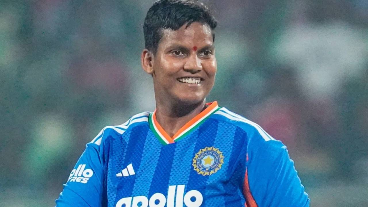 वुमन्स टी20 वर्ल्डकप 2026 भारताचा सलामीचा सामना पारंपरिक प्रतिस्पर्धी असलेल्या पाकिस्तान संघाशी होत आहे. या सामन्यात अष्टपैलू दीप्ति शर्माकडे एक मोठी संधी आहे. या सामन्यात सर्वाधिक विकेट घेण्यात नंबर 1 मिळवू शकते. (Photo: PTI)