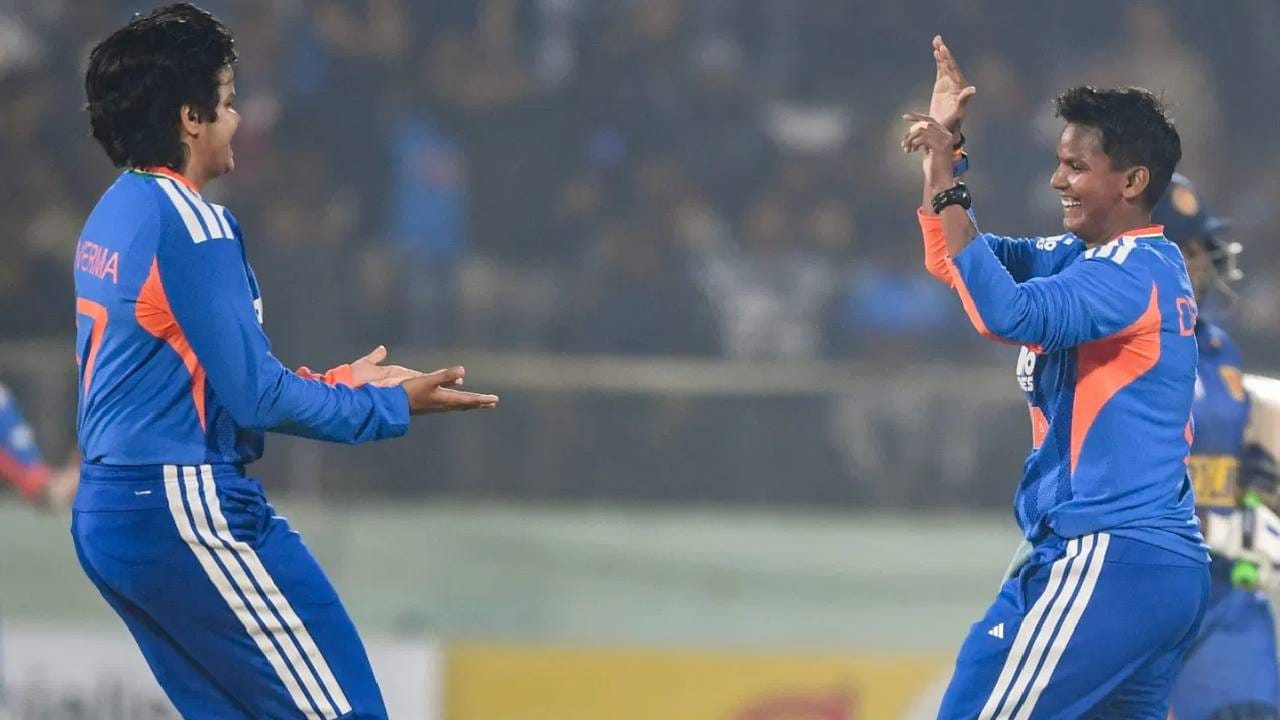 वुमन्स टी20 वर्ल्डकप 2026 स्पर्धेतील पाकिस्तानविरुद्धच्या सामन्यात 2 विकेट घेताच दीप्ति शर्माच्या नावावर विक्रमाची नोंद होईल. टी20 आंतरराष्ट्रीय क्रिकेटमध्ये सर्वाधिक विकेट घेणारी गोलंदाज ठरेल. (Photo: PTI)