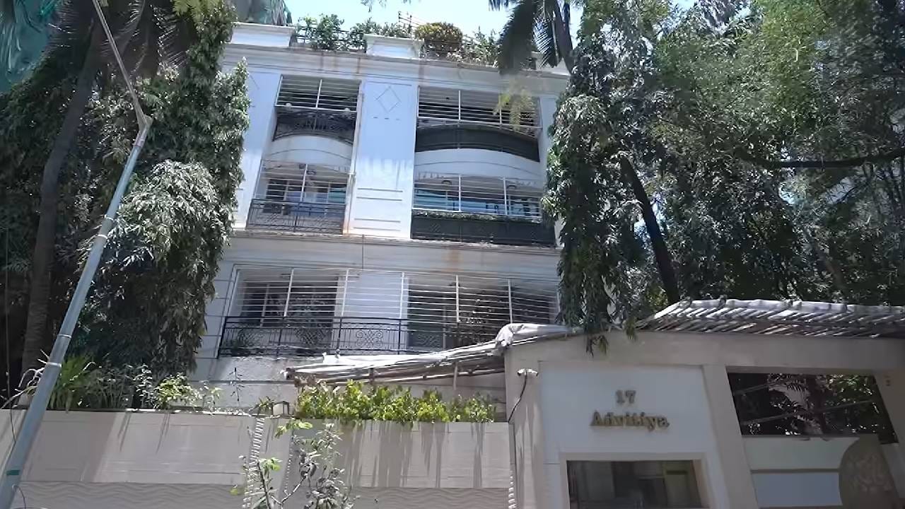 बॉलिवूडची 'ड्रीम गर्ल' हेमा मालिनी यांचे मुंबईतील ५४ वर्ष जुने भव्य घर आहे. हे घर अभिनेत्रीने धर्मेंद्र यांच्या आठवणींनी सजवले आहे. ईशा देओलने आपल्या आईच्या या ड्रीम होमचा लूक दाखवला आहे. घराच्या आतल्या भागाचे दर्शन घेतल्यावर फॅन्स चकीत झाले आहेत. हेमा मालिनींचे घर आतून अत्यंत क्लासिक आणि आलिशान दिसते. त्यांच्या घराच्या भिंती धर्मेंद्र यांच्या छायाचित्रांनी सजलेल्या आहेत.